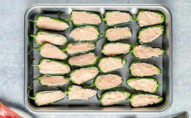 Наполнение перцев халапеньо начинкой из сливочного сыра