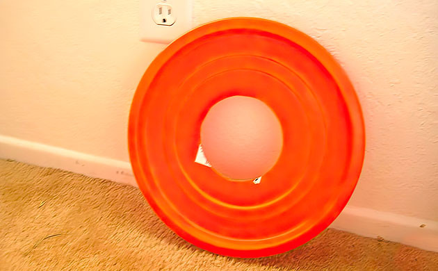 вырезаем отверстие соответствующего диаметра вырезаем отверстие соответствующего диаметра