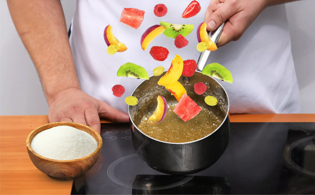 Добавление фруктов и ягод Добавление фруктов в кастрюлю