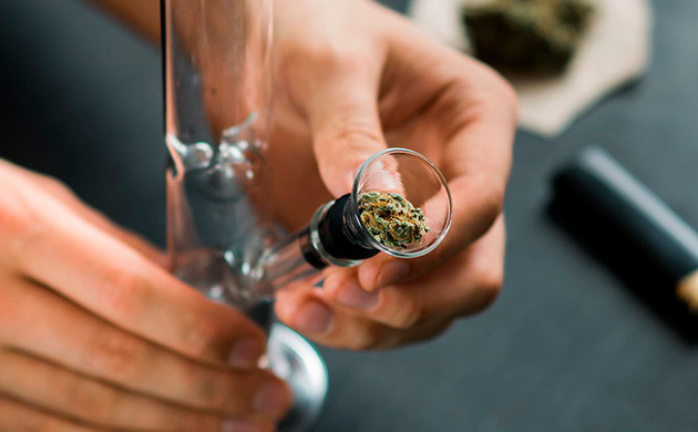 Бонг с лунным камнем Бонг наполненный мунроком