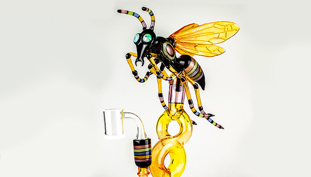 Работа Роберта Микельсена Бонг в форме пчелы
