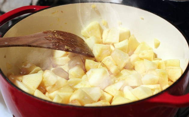 Яблоки залитые водой или вином Яблоки в кастрюле