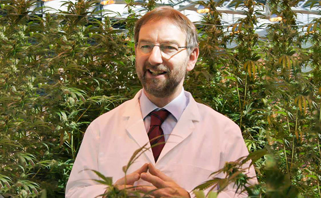 Сэм Сканкмэн Сканкмэн на фоне плантации