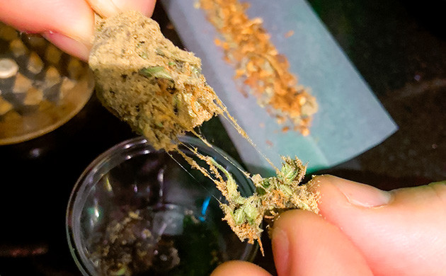 Разломанный лунный камень Кусочки лунного камня