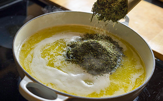 Приготовление конопляного масла Смешивание измельченной конопли и растопленного масла