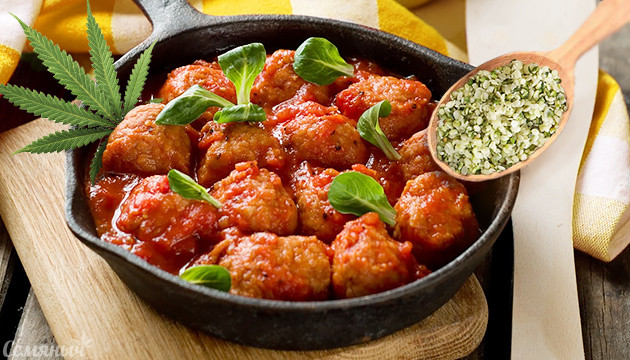 Фрикадельки в сковороде