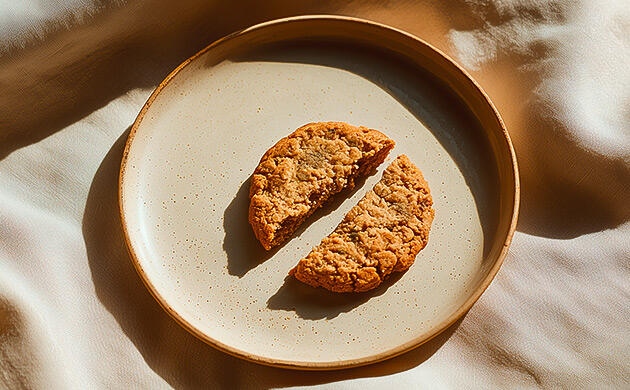 Маленький кусочек съедобного продукта с каннабисом для первой дегустации